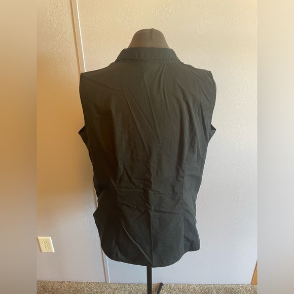 Black Sleeveless Tie-Bottom Blouse - Picture 3 of 3